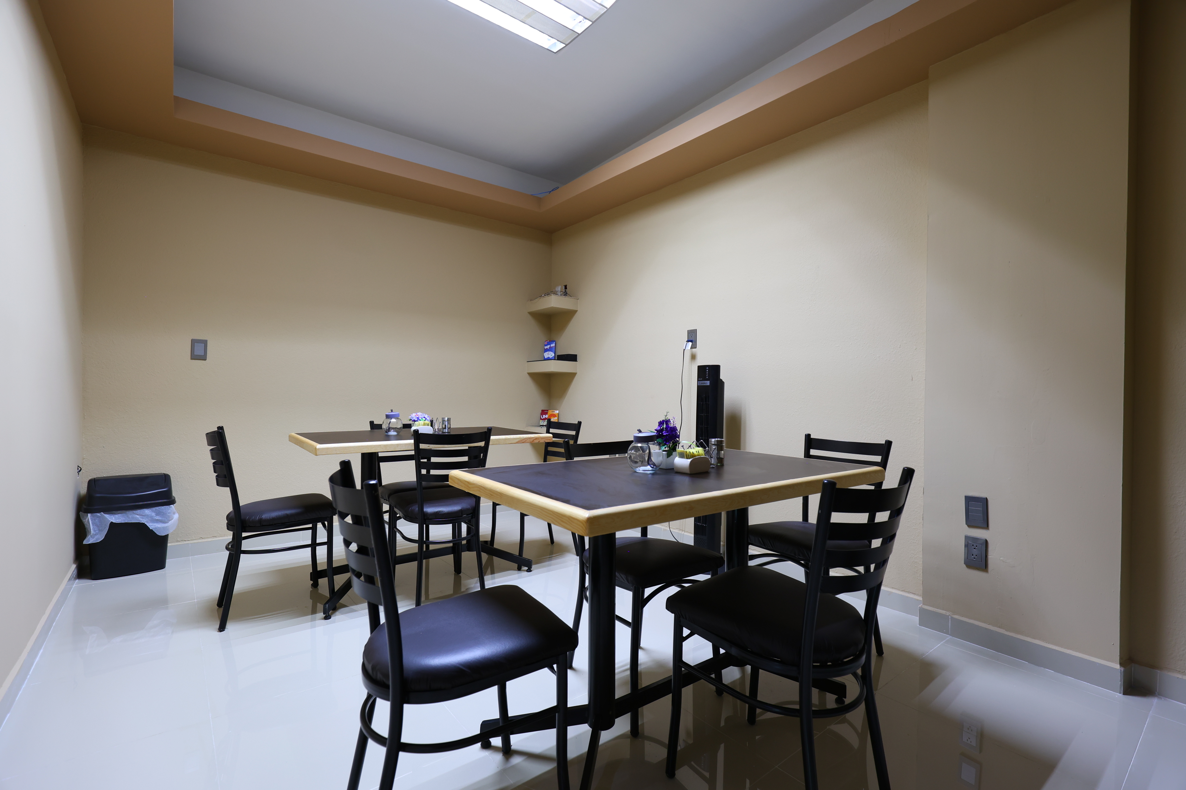 Salón interior con mesas para grupos